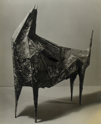 David FARRELL (1919-2013) “Lynn CHADWICK sculpture BEAST IX” Gelatin Silver Print Size : 20,4 x 15,2 cm  On the backside of the print :  *Copyright Stamp “David Farrell” *“The British Council - Lynn Chadwick Exhibition in Europe 1957” *Title “ Beast IX, 1956”